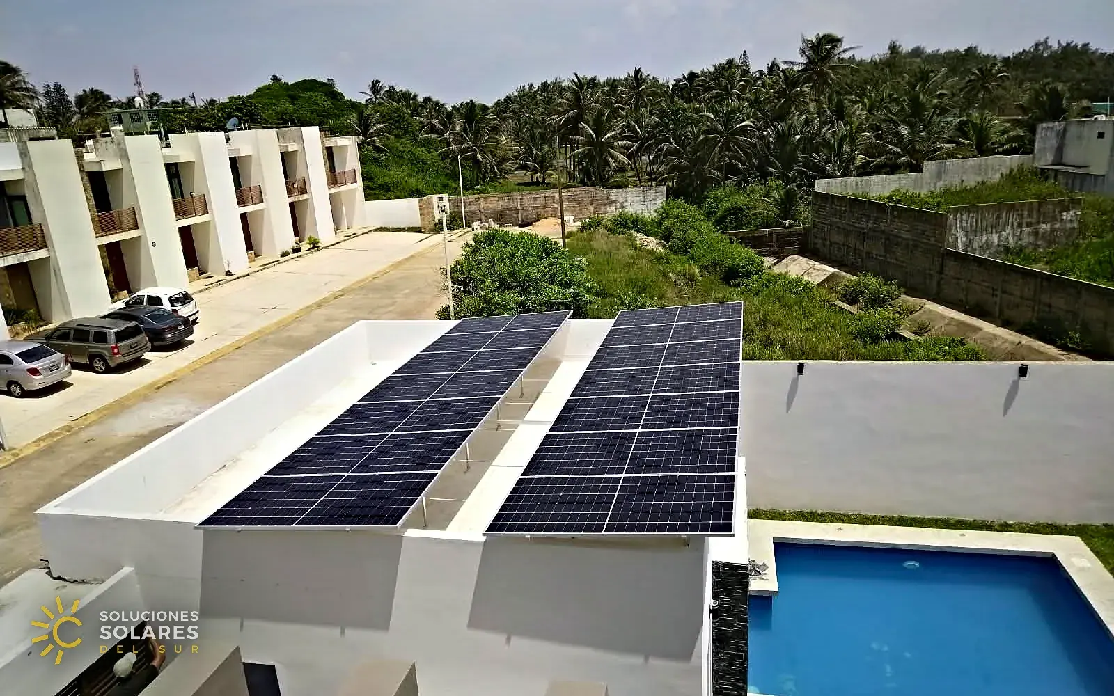 Paneles solares en la azotea de una casa con alberca, instalados por Soluciones Solares del Sur