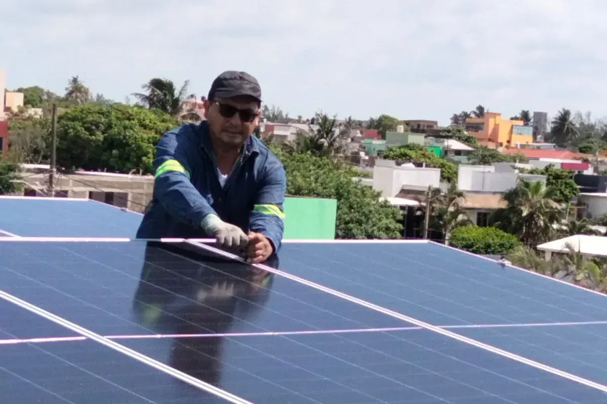 Técnico de Soluciones Solares del Sur trabajando sobre los paneles de una azotea